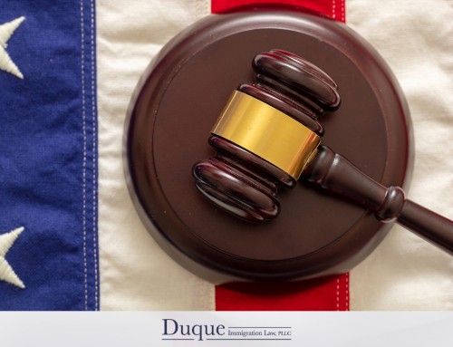 Detenidos por Inmigración en los Estados Unidos: Comprendiendo sus Derechos y Opciones